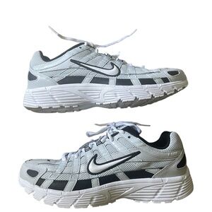 Men's Nike Sneaker Size 9.5 in White-Black